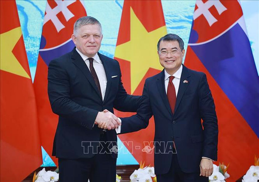 Thủ tướng Lê Minh Hưng và Thủ tướng Slovakia Robert Fico tại cuộc gặp gỡ báo chí hai nước. Ảnh: Dương Giang/TTXVN