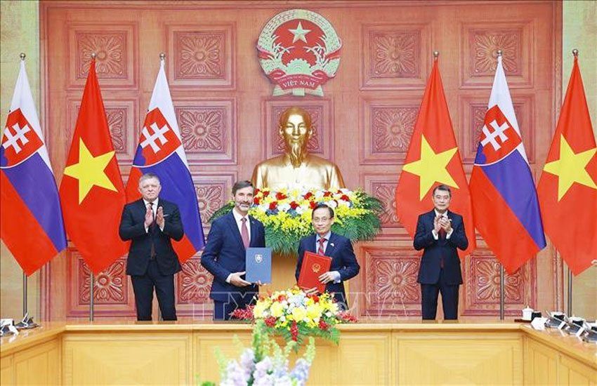 Thủ tướng Lê Minh Hưng và Thủ tướng Robert Fico chứng kiến trao Bản ghi nhớ hợp tác giữa Bộ Ngoại giao Việt Nam và Bộ Ngoại giao và các vấn đề châu Âu của Slovakia. Ảnh: Dương Giang/TTXVN