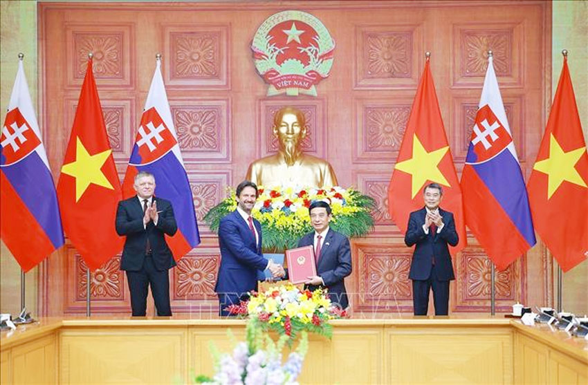 Thủ tướng Lê Minh Hưng và Thủ tướng Robert Fico chứng kiến trao Bản ghi nhớ giữa Bộ Quốc phòng Việt Nam và Bộ Quốc phòng Slovakia về hợp tác trong lĩnh vực công nghiệp quốc phòng. Ảnh: Dương Giang/TTXVN