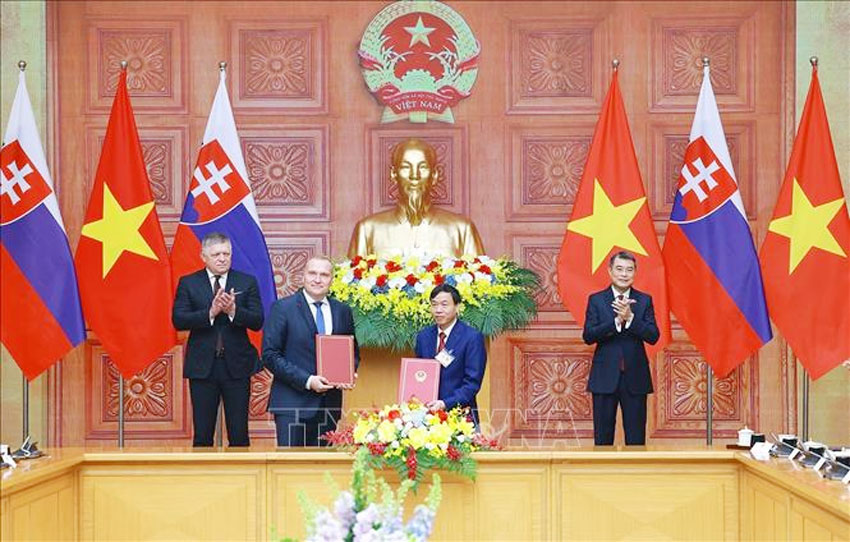 Thủ tướng Lê Minh Hưng và Thủ tướng Robert Fico chứng kiến trao Thỏa thuận hợp tác giữa Ủy ban nhân dân tỉnh Điện Biên và Chính quyền thành phố Vysoké Tatry trong các lĩnh vực kinh tế - thương mại - khoa học - kỹ thuật và văn hóa giai đoạn 2026 - 2031. Ảnh: Dương Giang/TTXVN