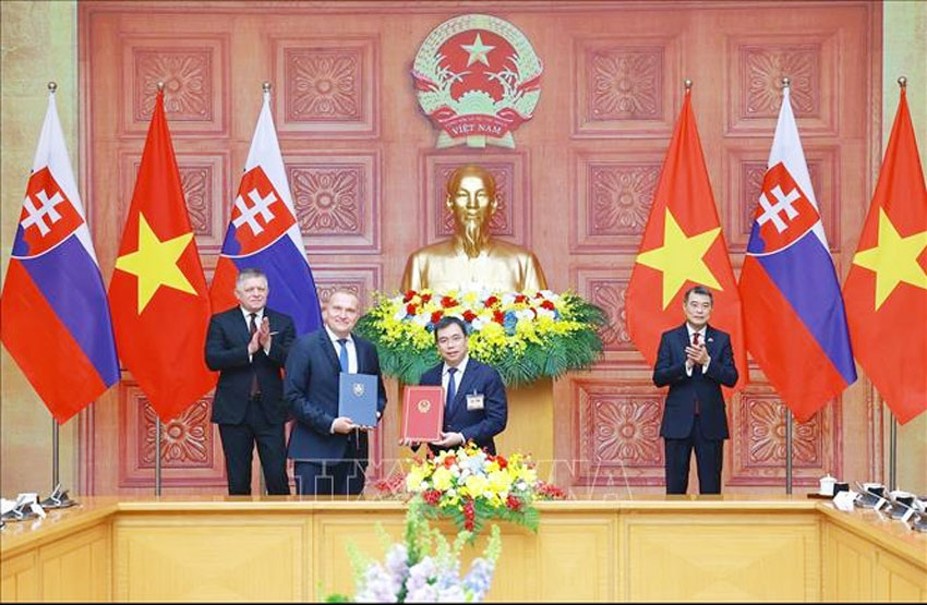 Thủ tướng Lê Minh Hưng và Thủ tướng Robert Fico chứng kiến trao Biên bản ghi nhớ giữa Ủy ban tiêu chuẩn đo lương chất lượng quốc gia (STAMEQ) và Văn phòng Tiêu chuẩn, Đo lường và Thử nghiệm Slovakia (UNMS) về hợp tác trong các lĩnh vực tiêu chuẩn hóa, đo lường, quy chuẩn kỹ thuật và đánh giá sự phù hợp, công nhận và quản lý chất lượng. Ảnh: Dương Giang/TTXVN
