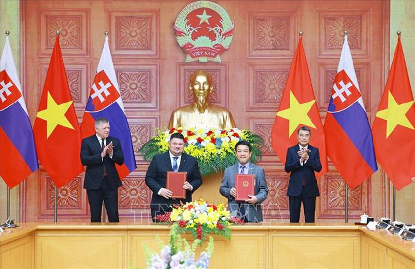 Thủ tướng Lê Minh Hưng và Thủ tướng Robert Fico chứng kiến trao Biên bản ghi nhớ Viện Năng lượng nguyên tử Việt Nam và Viện Nghiên cứu Nhà máy điện hạt nhân Slovakia. Ảnh: Dương Giang/TTXVN