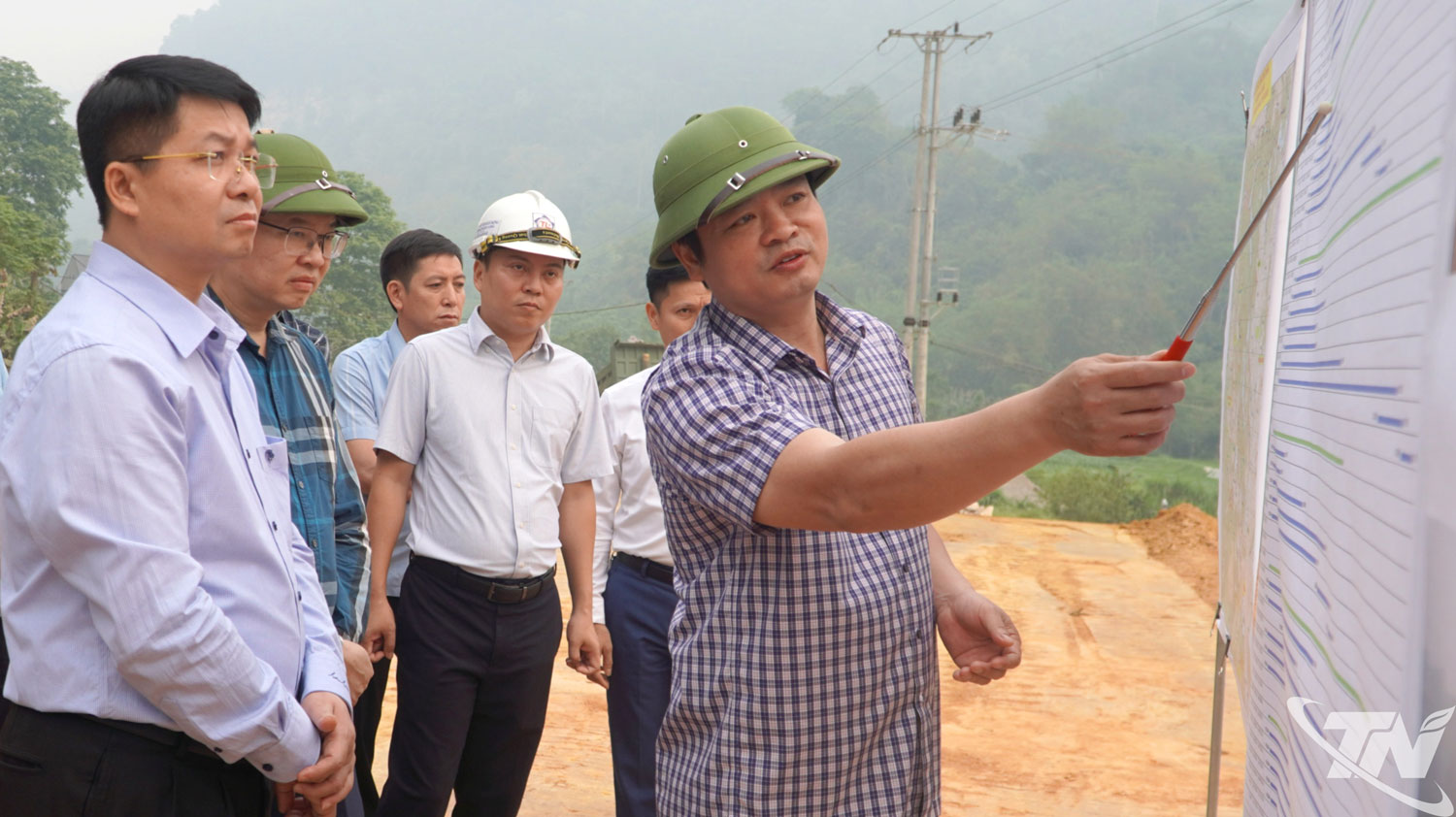 Ban Quản lý dự án đầu tư xây dựng công trình giao thông và nông nghiệp phía Bắc báo cáo tình hình thực hiện dự án với Đoàn công tác.