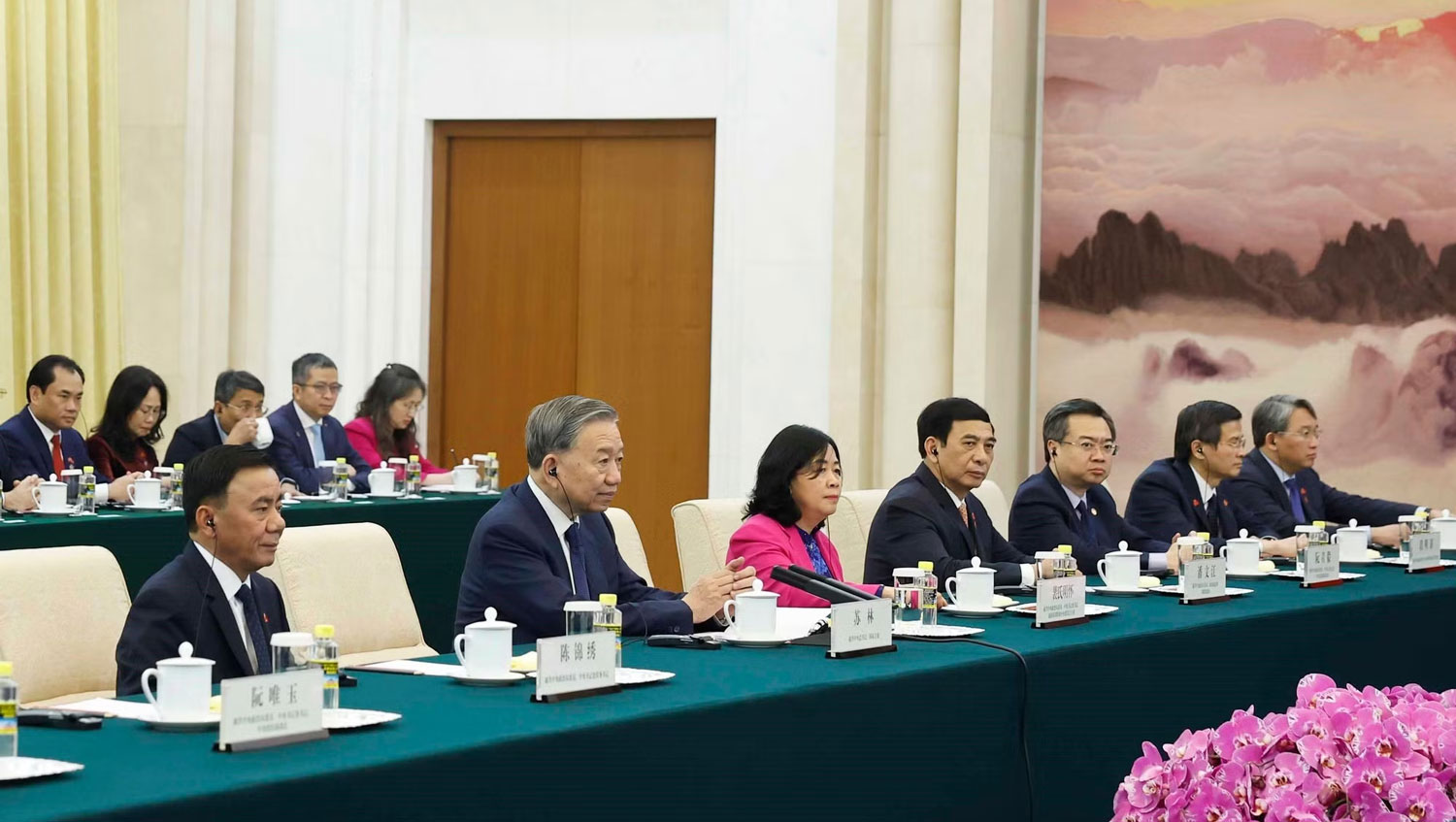 Tổng Bí thư, Chủ tịch nước Tô Lâm và thành viên đoàn Việt Nam tại cuộc hội kiến Chủ tịch Chính hiệp toàn quốc Trung Quốc Vương Hộ Ninh. (Ảnh: Thống Nhất/TTXVN)