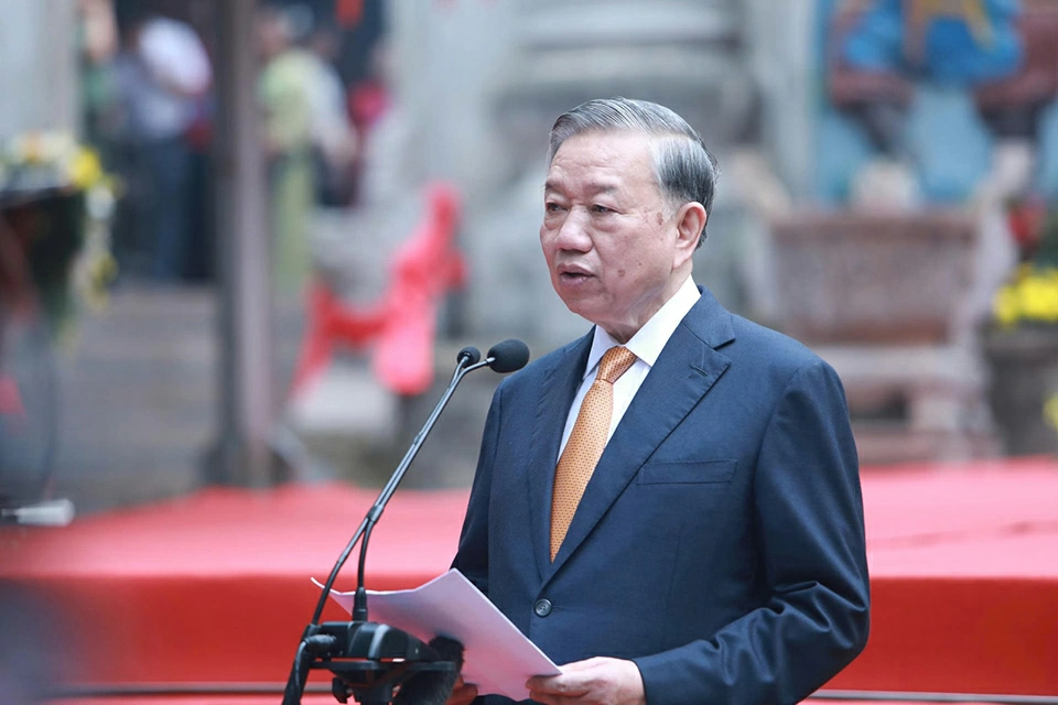 Tổng Bí thư, Chủ tịch nước Tô Lâm nói chuyện thân mật với bà con nhân dân tham dự lễ dâng hương các Vua Hùng. Ảnh: BTC