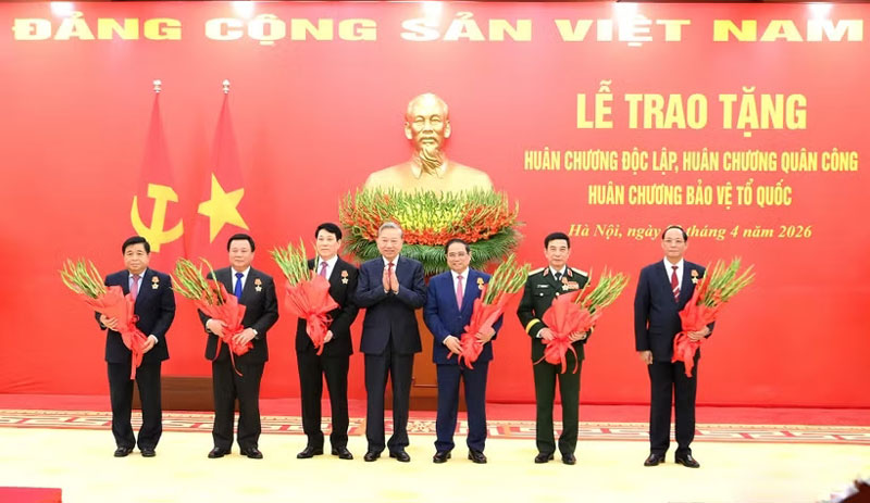 Tổng Bí thư Tô Lâm trao Huân chương Độc lập hạng Nhất và Huân chương Quân công hạng Nhất tặng các đồng chí lãnh đạo, nguyên lãnh đạo Đảng, Nhà nước. (Ảnh: ĐĂNG KHOA)