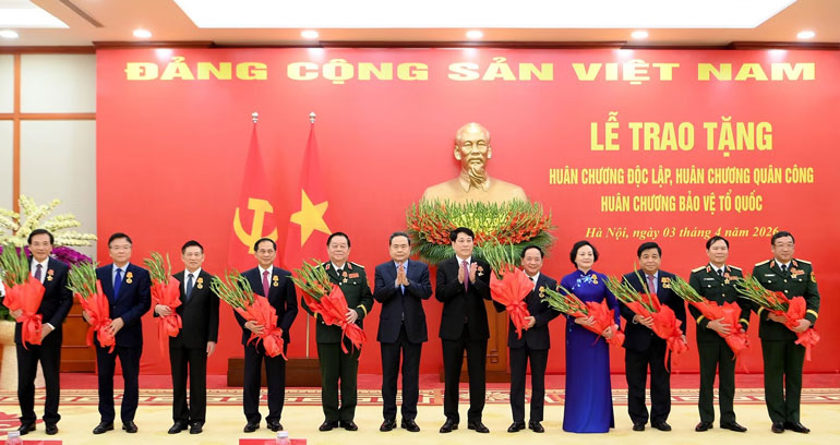 Chủ tịch nước Lương Cường và Chủ tịch Quốc hội Trần Thanh Mẫn trao Huân chương Độc lập hạng Nhì và Huân chương Quân công hạng Nhì tặng các đồng chí lãnh đạo Đảng, Nhà nước và cán bộ cấp cao. (Ảnh: ĐĂNG KHOA)