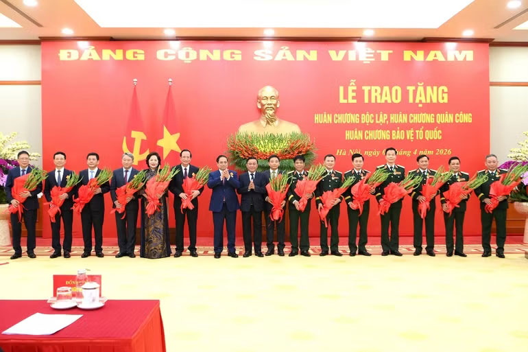 Thủ tướng Chính phủ Phạm Minh Chính và Thường trực Ban Bí thư Trần Cẩm Tú trao Huân chương Độc lập hạng Ba, Huân chương Quân công hạng Ba và Huân chương Bảo vệ Tổ quốc hạng Nhì tặng các đồng chí cán bộ cấp cao của Đảng, Nhà nước và Quân đội. (Ảnh: ĐĂNG KHOA)