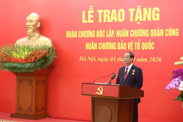 Phó Chủ tịch Quốc hội Trần Quang Phương thay mặt các đồng chí được nhận Huân chương phát biểu cảm tưởng tại buổi lễ. (Ảnh: ĐĂNG KHOA)