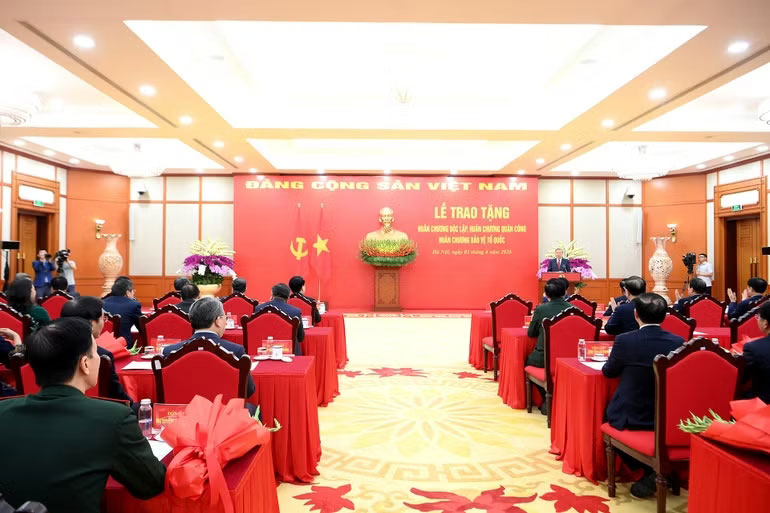 Quang cảnh Lễ trao Huân chương tặng các đồng chí lãnh đạo, nguyên lãnh đạo Đảng, Nhà nước và cán bộ cấp cao. (Ảnh: ĐĂNG KHOA)