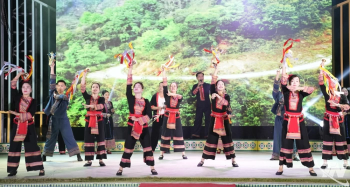 Trình diễn dân ca, dân vũ hưởng ứng Ngày Văn hóa các dân tộc Việt Nam