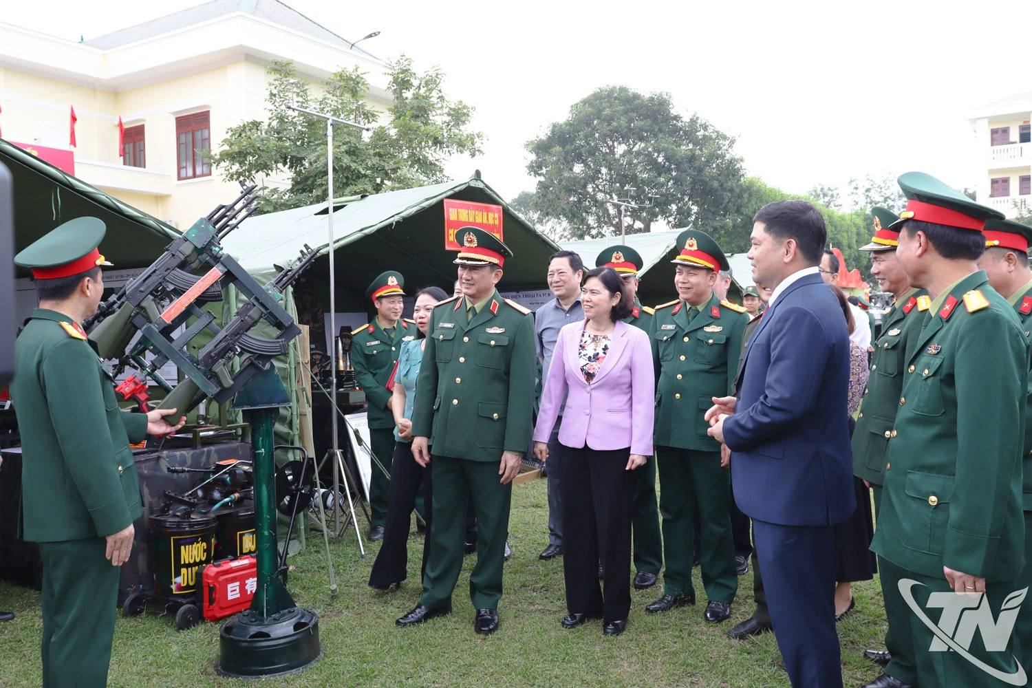 Trung tướng La Công Phương, Ủy viên Trung ương Đảng, Bí thư Đảng ủy, Chính ủy Quân khu 1 và lãnh đạo tỉnh Bắc Ninh tham quan mô hình học cụ, trang thiết bị huấn luyện của LLVT tỉnh Bắc Ninh trong Lễ ra quân huấn luyện năm 2026. Ảnh: ĐỨC THÚY
