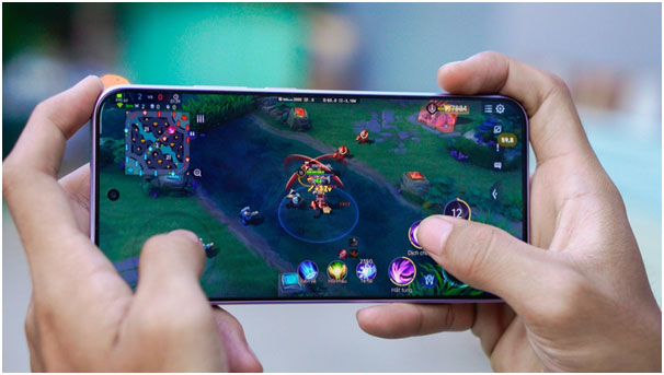 Tấm nền AMOLED giúp hình ảnh hiển thị rực rỡ và sắc nét.