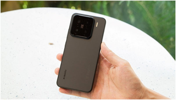 Mi 15 bản tiêu chuẩn sở hữu thiết kế đơn giản, hiệu năng ấn tượng.
