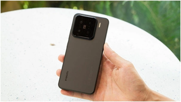 Mi 15 bản tiêu chuẩn sở hữu thiết kế đơn giản, hiệu năng ấn tượng.