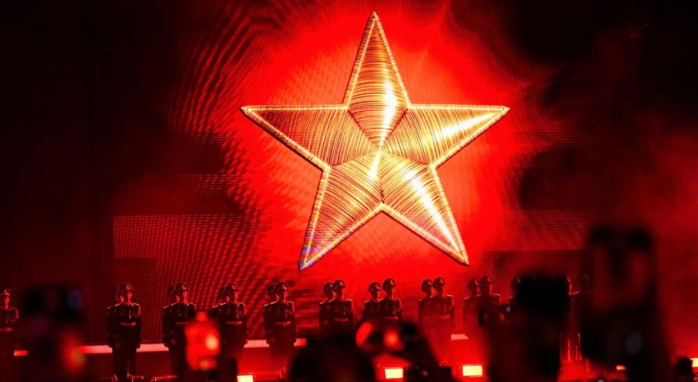 “Tổ quốc trong tim” - chương trình nghệ thuật đặc biệt do Báo Nhân Dân, Ủy ban nhân dân thành phố Hà Nội phối hợp tổ chức. Ảnh: nhandan.vn