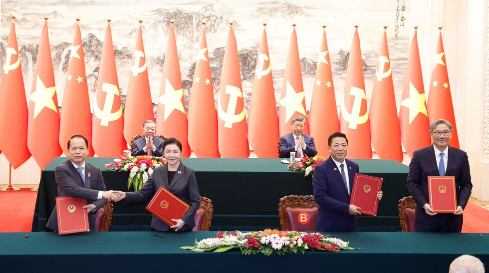 Lễ ký Bản ghi nhớ hợp tác giữa Bộ Tư pháp Việt Nam và Bộ Tư pháp Trung Quốc về tăng cường hợp tác trong lĩnh vực giải quyết tranh chấp dân sự, thương mại của cư dân biên giới và ký Giấy chứng nhận bàn giao hồ sơ kết quả dự án viện trợ Việt Nam lập báo cáo nghiên cứu khả thi tuyến đường sắt Lào Cai – Hà Nội - Hải Phòng giữa Bộ Xây dựng Việt Nam và Bộ Thương mại Trung Quốc.