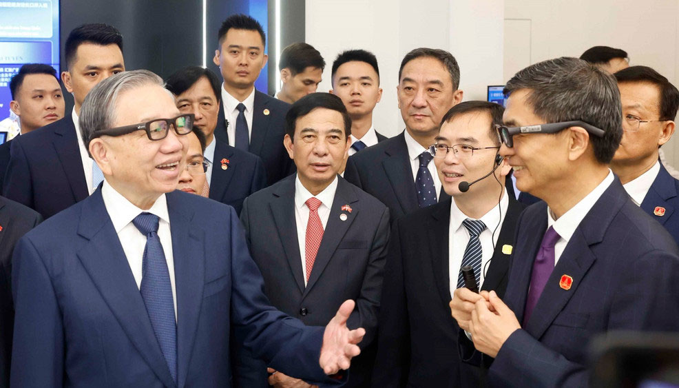 Tổng Bí thư, Chủ tịch nước Tô Lâm và các đại biểu tại Trung tâm hợp tác ứng dụng AI Trung Quốc - ASEAN.