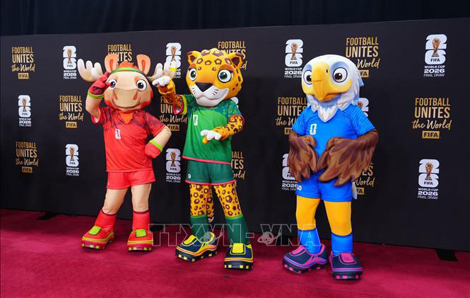 Các linh vật của World Cup 2026 (từ trái sang): Nai sừng tấm Canada, Báo đốm Mexico và Đại bàng đầu trắng Mỹ.