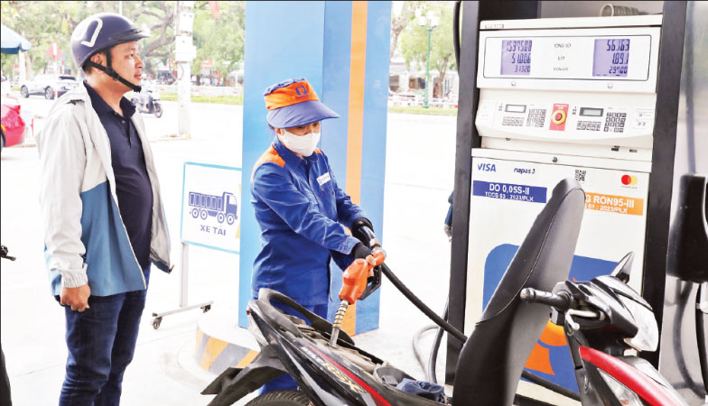 Khách hàng mua xăng trên đường Quang Trung, phường Trần Hưng Đạo, tỉnh Hưng Yên. Ảnh: TTXVN