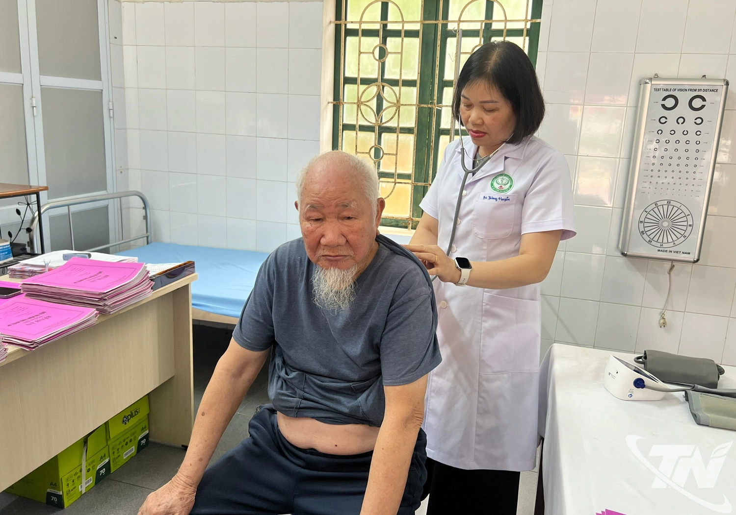 Bác sĩ tăng cường tại Trạm Y tế xã Nam Hòa khám bệnh cho người dân.