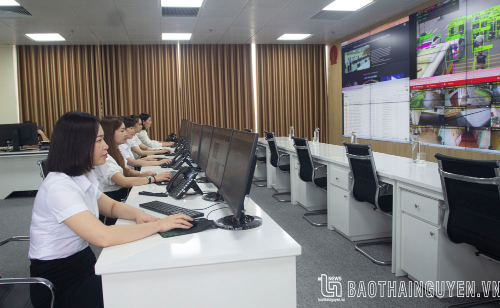 Cán bộ Trung tâm Công nghệ thông tin (Sở Thông tin và Truyền thông) điều hành IOC Thái Nguyên.
