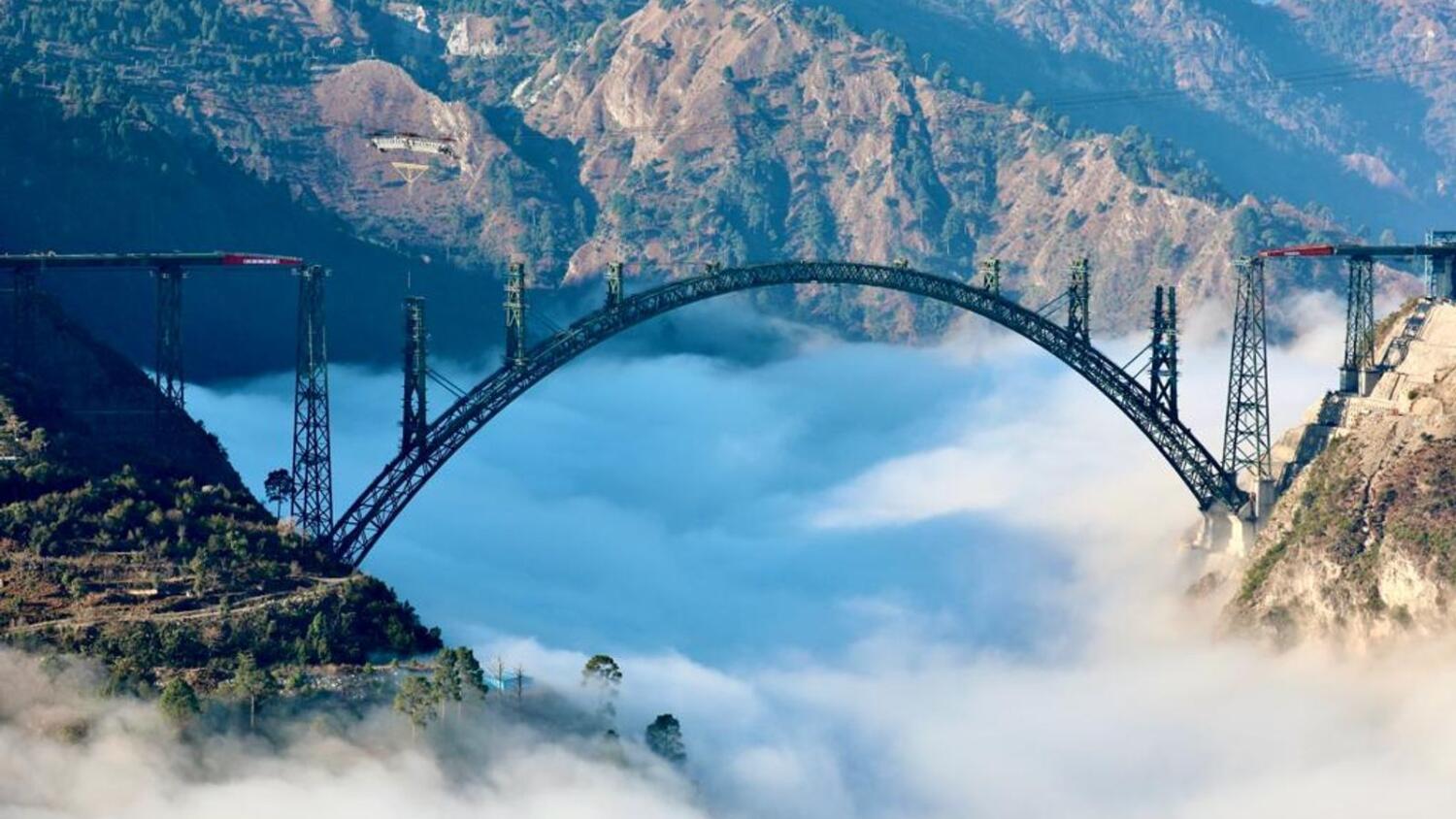 Đây là cây cầu đường sắt cao nhất trên thế giới, với chiều cao 359m so với mặt sông. Ảnh tư liệu Twitter