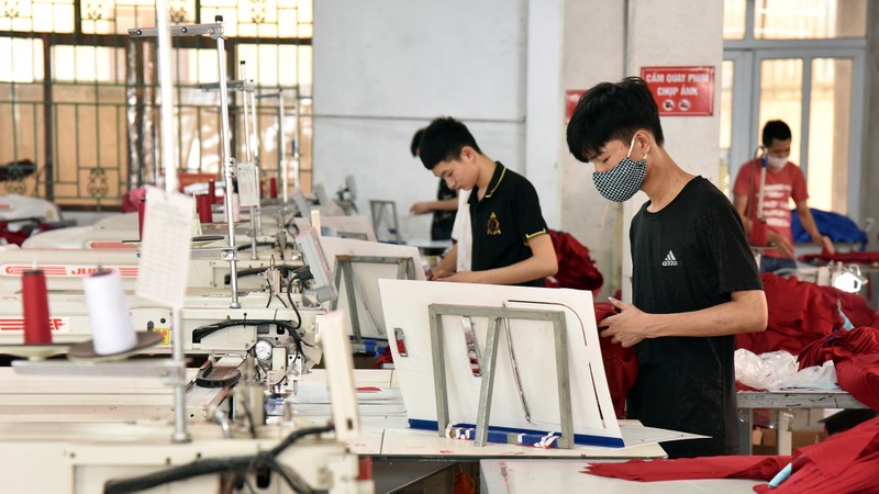Công nhân Công ty cổ phần Nam Tiệp (Cụm công nghiệp An Xá, thành phố Nam Ðịnh, tỉnh Nam Ðịnh) may quần áo xuất khẩu.