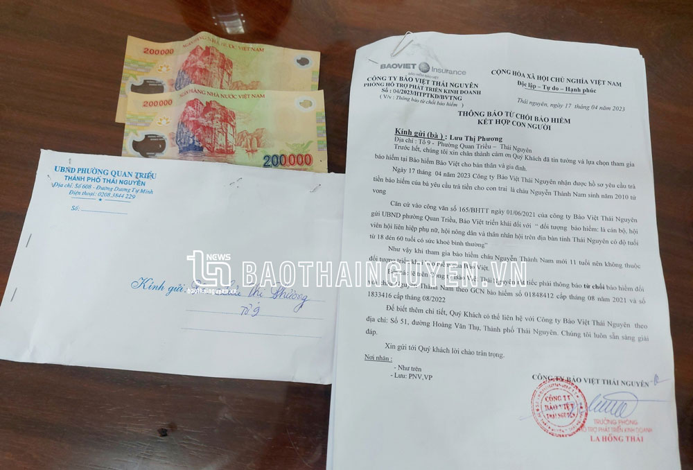 Số tiền và thư từ chối bảo hiểm của Công ty Bảo Việt Thái Nguyên được phường Quan Triều gửi tới gia đình chị Lưu Thị Phương.
