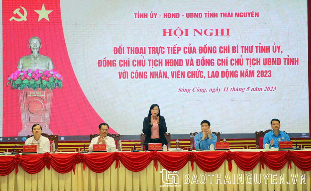 Các đồng chí Thường trực Tỉnh ủy cùng lãnh đạo Tổng Liên đoàn Lao động Việt Nam và Liên đoàn Lao động tỉnh tham dự Hội nghị đối thoại trực tiếp với đại diện công nhân, viên chức, người lao động trên địa bàn tỉnh.