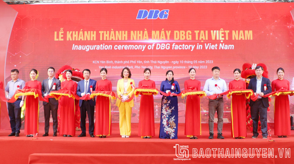 Đồng chí Bí thư Tỉnh ủy Nguyễn Thanh Hải và các đại biểu thực hiện nghi thức cắt băng khánh thành Nhà máy DBG Thái Nguyên.