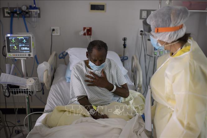 Nhân viên y tế chăm sóc bệnh nhân COVID-19 tại bệnh viện ở Houston, Texas, Mỹ. Ảnh tư liệu: AFP/TTXVN