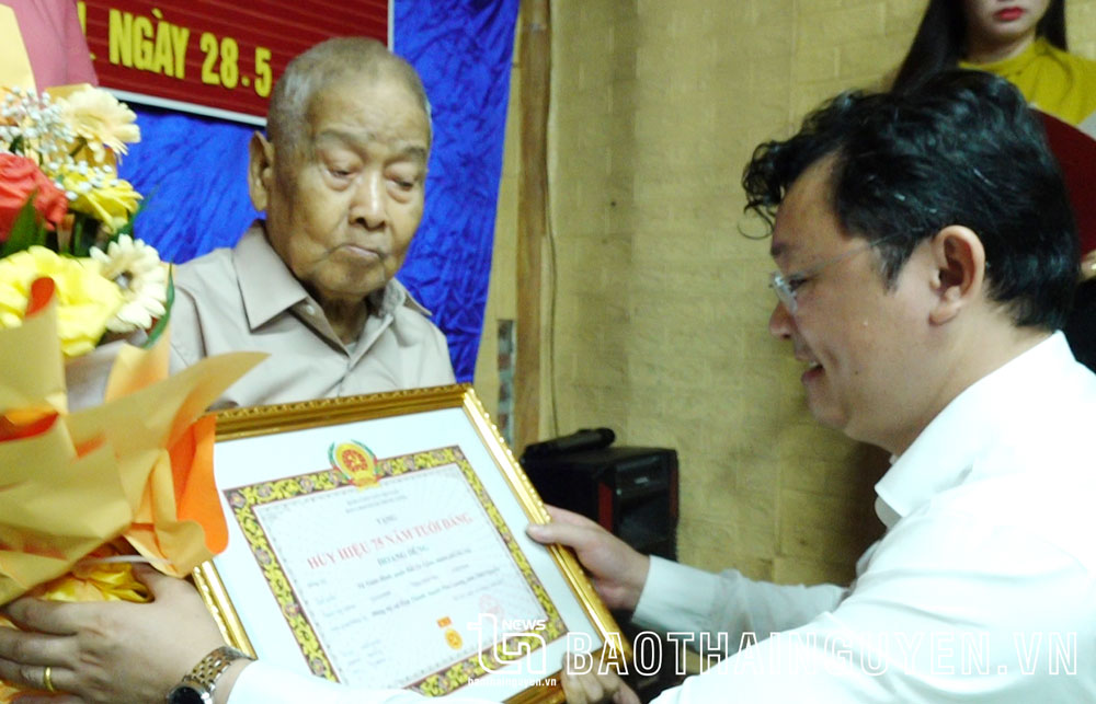 Bí thư Huyện uỷ Phú Lương Nguyễn Quốc Hữu trao Huy hiệu Đảng cho đảng viên Hoàng Dũng.