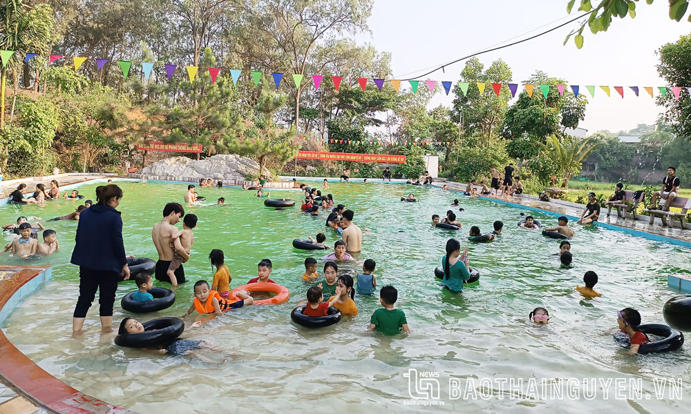 Bể bơi Chiến Lan, ở xóm Trại, xã Nhã Lộng, trang bị nhiều phao tập bơi và áo phao cho trẻ em.