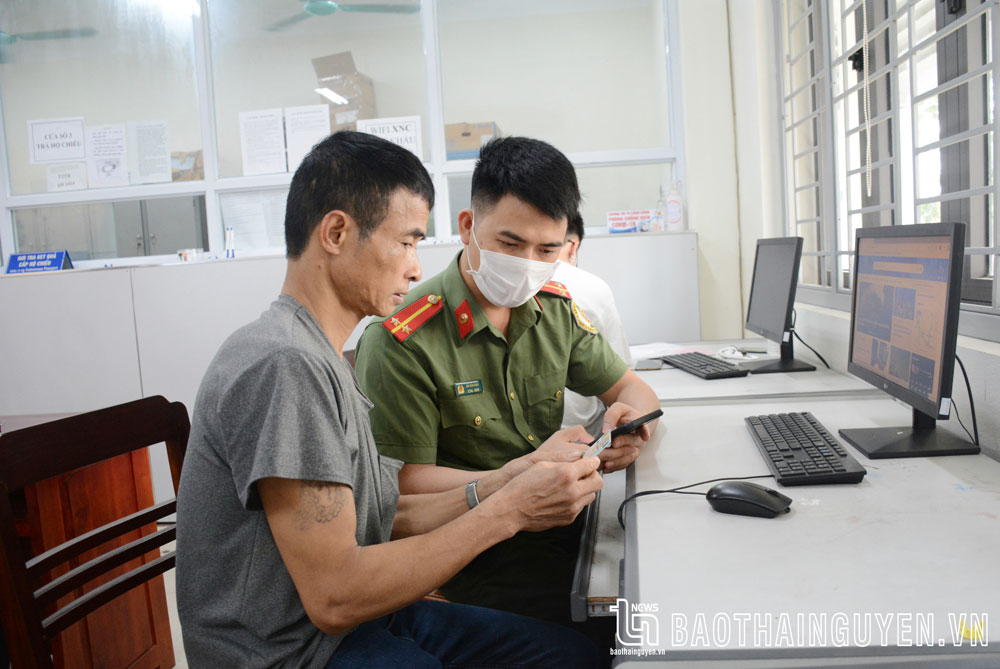 Cán bộ, chiến sĩ Phòng Quản lý XNC (Công an tỉnh) tận tình hướng dẫn người dân các thủ tục cấp hộ chiếu trên môi trường Internet.