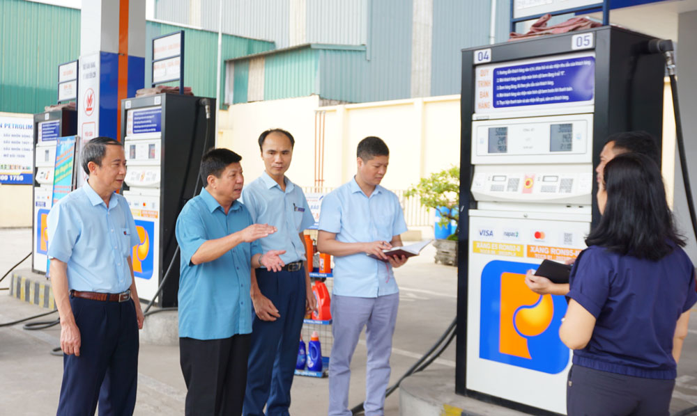 TS. Phạm Quốc Chính (thứ 2 từ bên trái), Giám đốc Sở KH&CN, chỉ đạo việc thực hiện Chương trình đảm bảo đo lường tại Công ty Xăng dầu Bắc Thái.