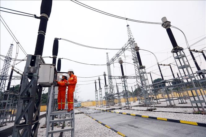 Công nhân Công ty Truyền tải điện 1 kiểm tra thiết bị TBA 220 kV Xuân Mai. Ảnh: Huy Hùng/TTXVN