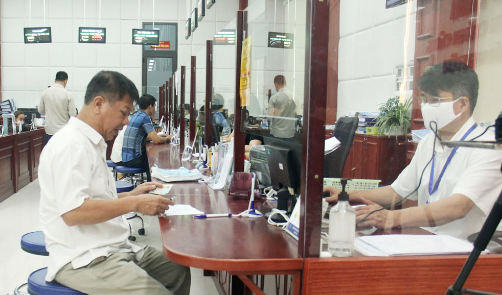 Người dân đến đăng ký giải quyết các TTHC tại Trung tâm Phục vụ hành chính công của tỉnh. Ảnh T.L
