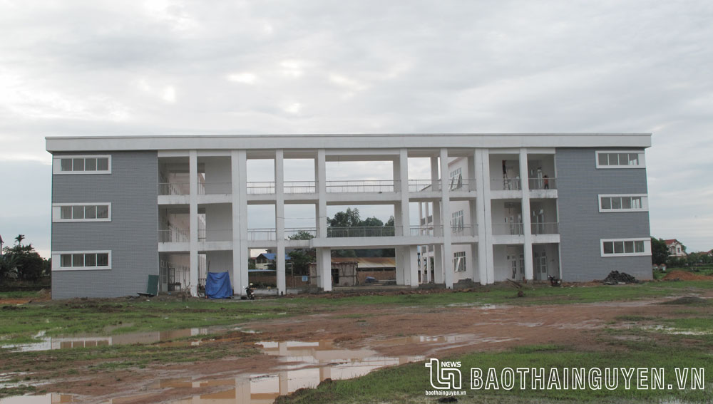 Hạng mục khối nhà lớp học 4 tầng, 24 phòng học của Trường THPT Lý Nam Đế TP. Phổ Yên đã hoàn thành, nhưng còn thiếu rất nhiều hạng mục khác.
