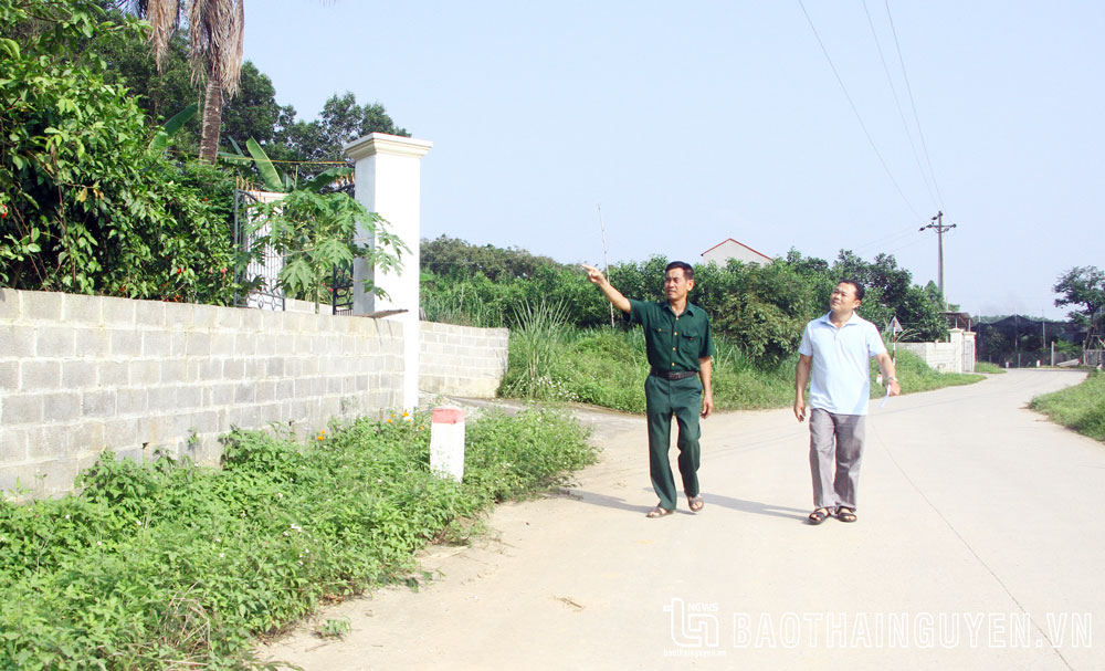 Gia đình ông Nguyễn Duy Đồng (xóm Tiền Phong, xã Khe Mo, Đồng Hỷ) vừa xây lại tường rào sau khi hiến đất để làm đường liên xã.