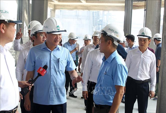 Phó Thủ tướng Lê Minh Khái (thứ 3, trái sang) kiểm tra tại Nhà máy sản xuất phân bón DAP - 2 Lào Cai. Ảnh: Quốc Khánh/TTXVN