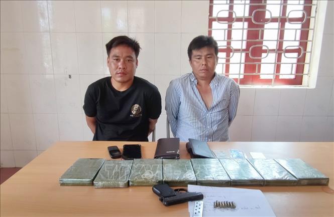 Hai đối tượng Ly A Hoa, Chang Tơ Vàng và tang vật bị bắt giữ trong chuyên án.