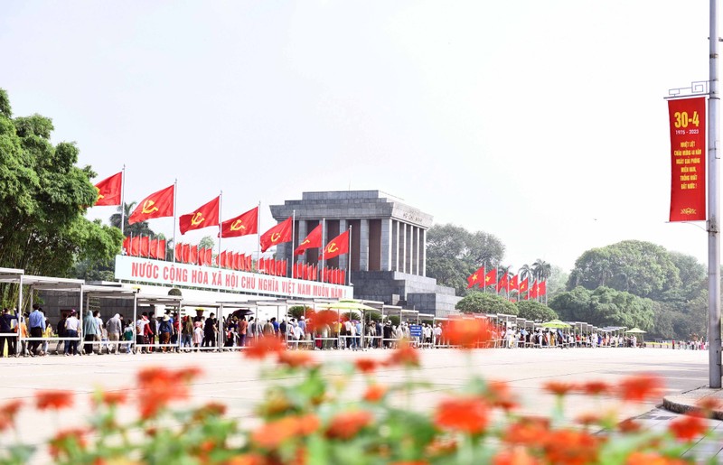 Người dân vào lăng viếng Lăng Chủ tịch Hồ Chí Minh. (Ảnh: bqllang.gov.vn)