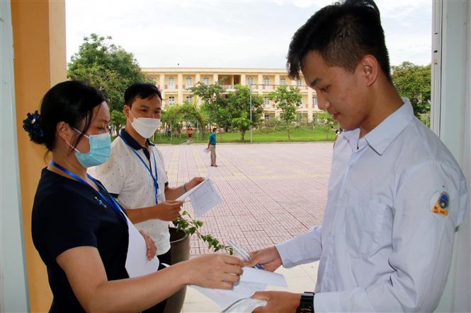 Kiểm tra thông tin cá nhân của thí sinh trước khi vào phòng thi của Kỳ thi tốt nghiệp THPT năm 2022, tại điểm thi Trường THPT Mỹ Lộc (Nam Định). Ảnh: Nguyễn Lành/TTXVN