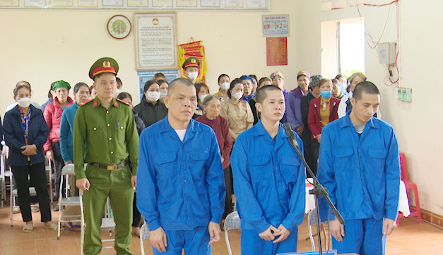 Phiên tòa xét xử lưu động tại xã Hòa Bình do TAND huyện Đồng Hỷ tổ chức thu hút sự quan tâm của đông đảo nhân dân.