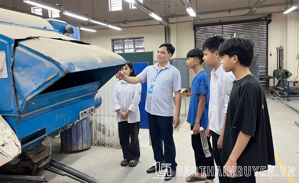 Giáo viên Trung tâm GDNN - GDTX huyện Đại Từ chia sẻ kiến thức về máy nông nghiệp cho học viên.