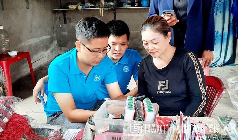 Cán bộ BHXH huyện Định Hóa tuyên truyền chính sách BHXH tự nguyện, BHYT hộ gia đình tại chợ Tân Lập, thị trấn Chợ Chu.