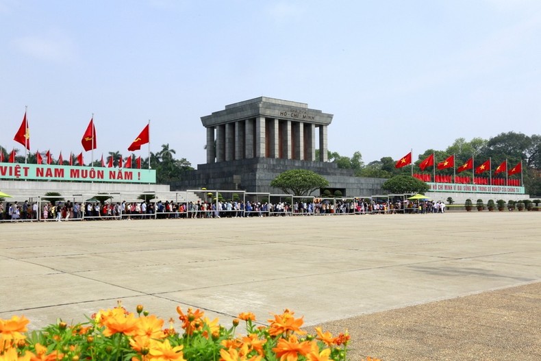 Lăng Bác luôn là nơi mọi trái tim Việt tìm về khi đến với Thủ đô Hà Nội.