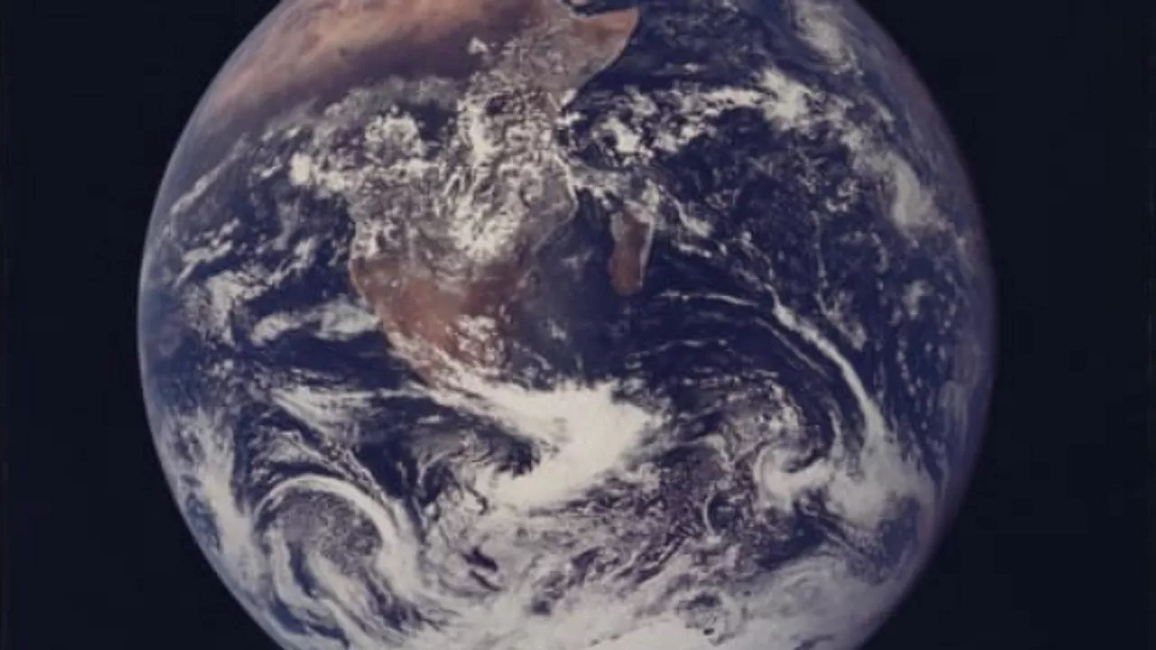 Viên Bi Xanh (The Blue Marble) - bức ảnh rõ nét đầu tiên về bề mặt Trái Đất được chiếu sáng đầy đủ do con người chụp năm 1972. Ảnh: Sputnik