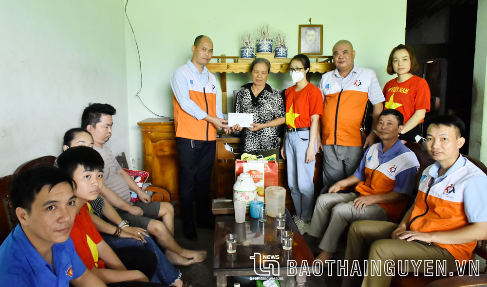 Nhóm đỡ đầu các hoàn cảnh khó khăn (Câu lạc bộ Trái tim Nhật thiện) hàng tháng đều đến thăm hỏi, tặng quà cho gia đình bà Trương Thị Lưu (Đại Từ).